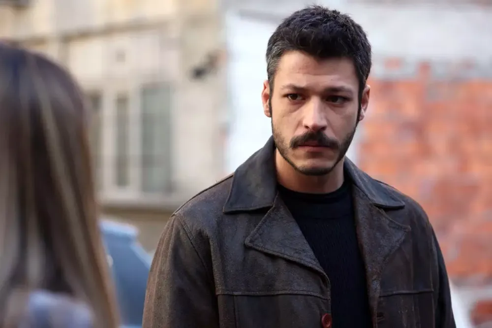 Kubilay Aka saçlarını pembeye boyattı 